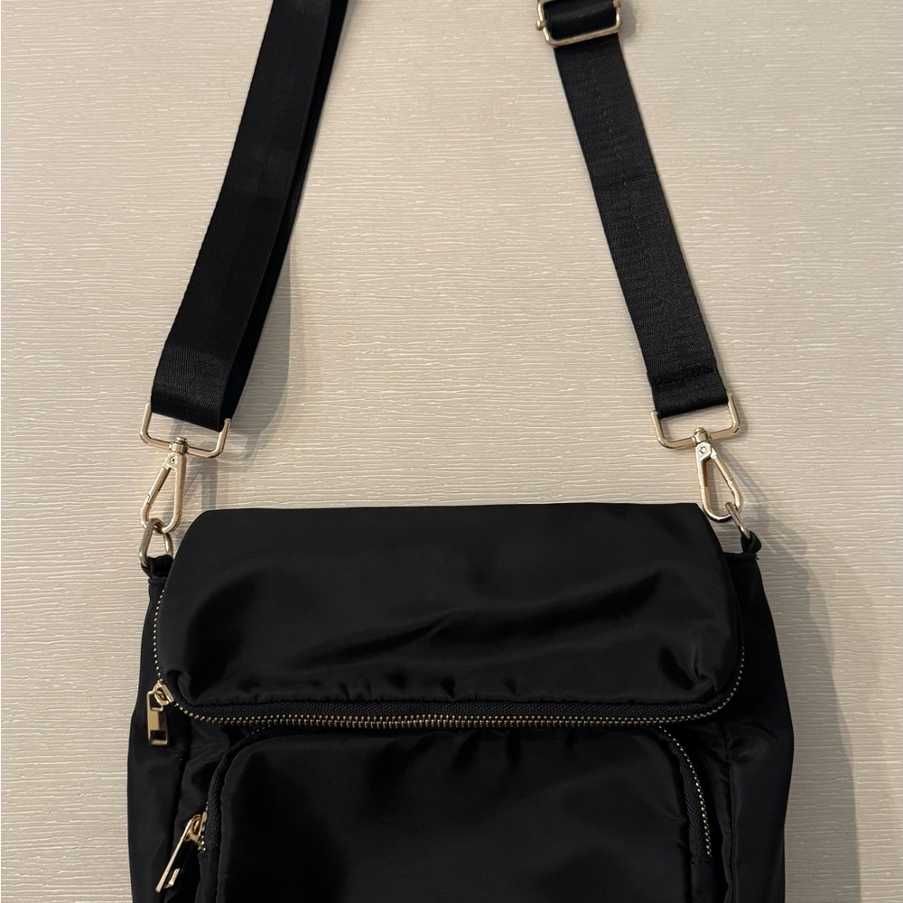 Compact Black Crossbody Bag with Adjustable Strap